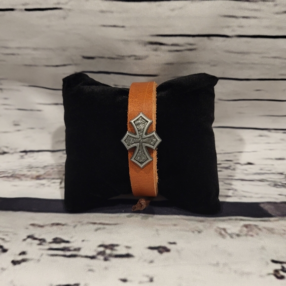 New Unisex Handmade Leather Cross Bracelets - Picture 3 of 5